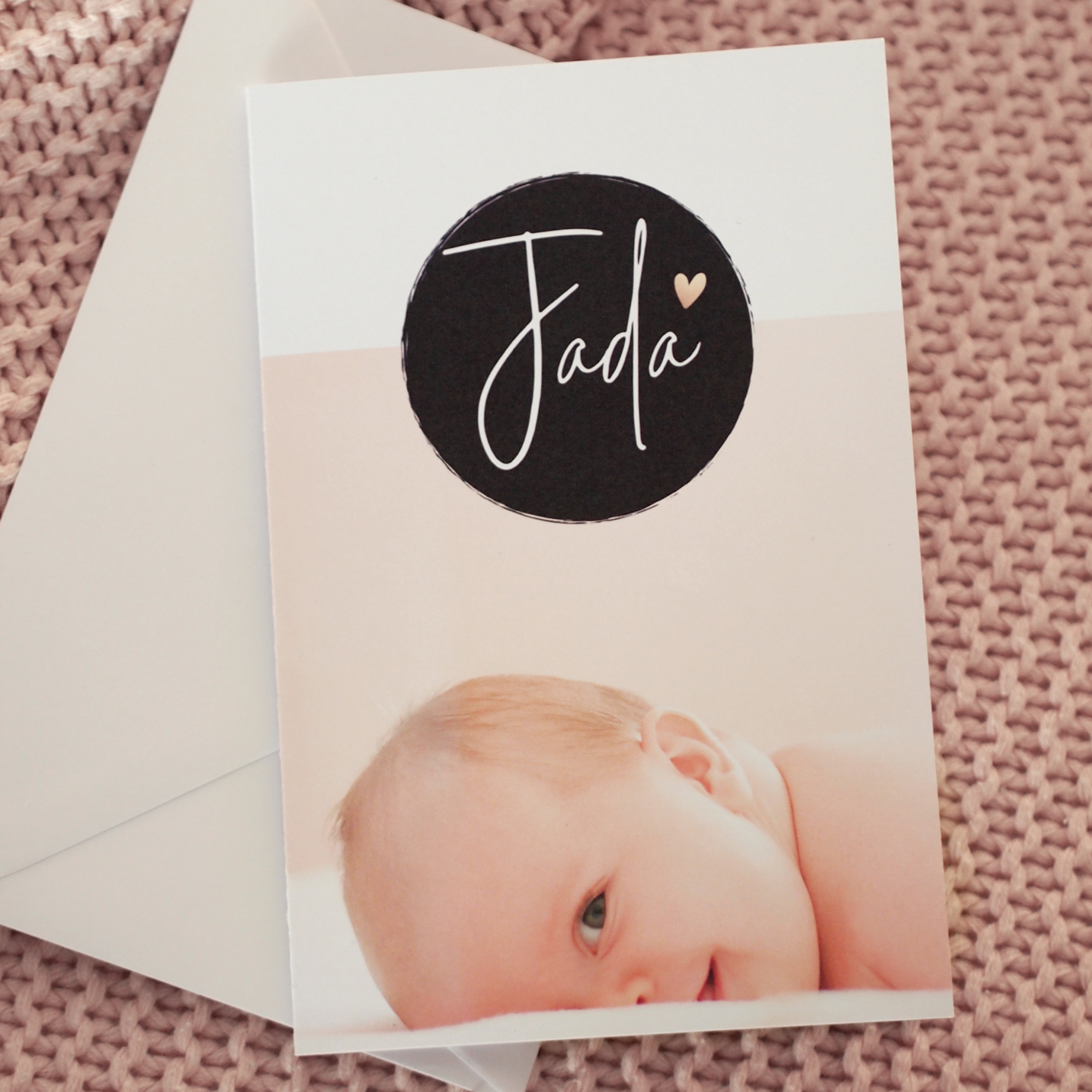 Stoer geboortekaartje voor een meisje met foto en zwarte cirkel